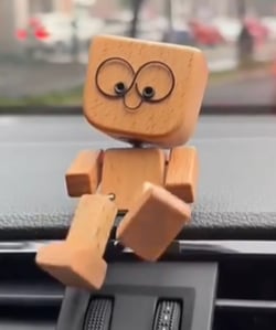 Charmig liten träfigur med 12 magnetiska ansiktsuttryck